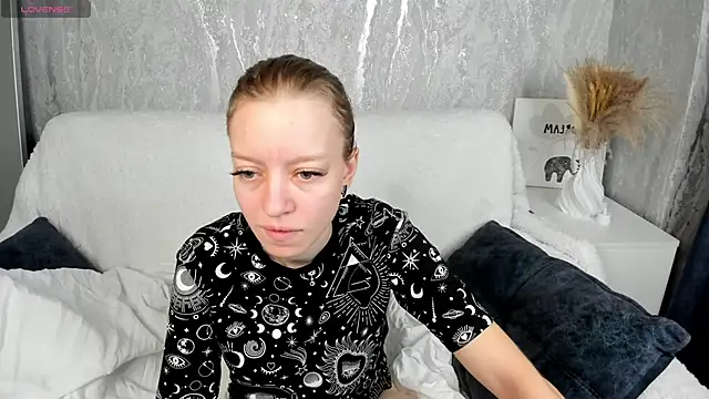 Snapshot of Michelle_Blond chatting on September 2025 07:35:02 AM Michelle Blond online show from September 2025 07:35:02 AM