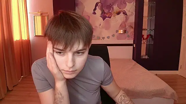 EmiliaYours online show from October 2025 01:21:01 PM