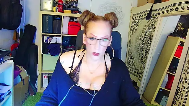 Snapshot of MaxiEmily chatting on February 2025 12:41:02 AM MaxiEmily online show from February 2025 12:41:02 AM