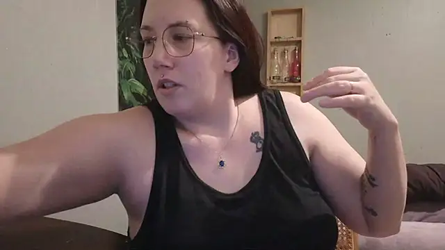 Snapshot of ThickGirlsDoItBetter chatting on March 2025 01:00:02 AM ThickGirlsDoItBetter online show from March 2025 01:00:02 AM