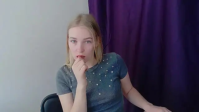 Snapshot of Queen_ofLove chatting on March 2026 07:42:01 AM Queen ofLove online show from March 2026 07:42:01 AM