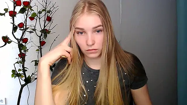 Snapshot of Queen_ofLove chatting on April 2026 11:22:02 AM Queen ofLove online show from April 2026 11:22:02 AM