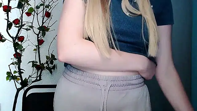 Snapshot of Queen_ofLove chatting on April 2026 01:41:01 PM Queen ofLove online show from April 2026 01:41:01 PM