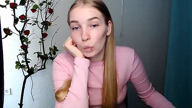 Snapshot of Queen_ofLove chatting on April 2026 07:39:01 AM Queen ofLove online show from April 2026 07:39:01 AM