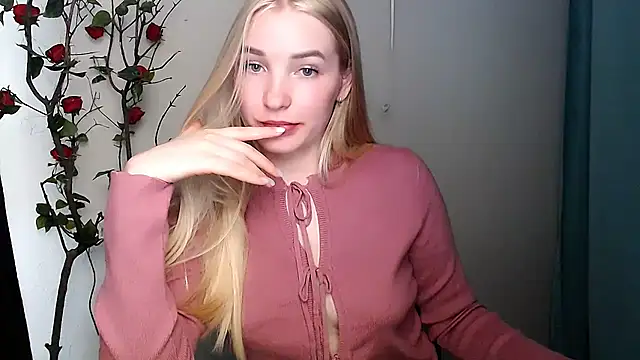 Snapshot of Queen_ofLove chatting on April 2026 12:39:02 PM Queen ofLove online show from April 2026 12:39:02 PM