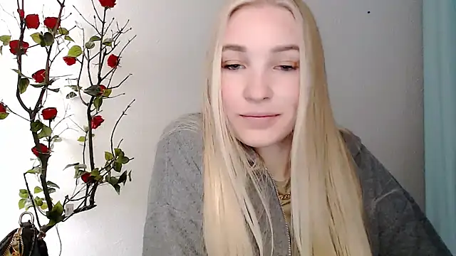 Snapshot of Queen_ofLove chatting on April 2026 12:32:02 PM Queen ofLove online show from April 2026 12:32:02 PM