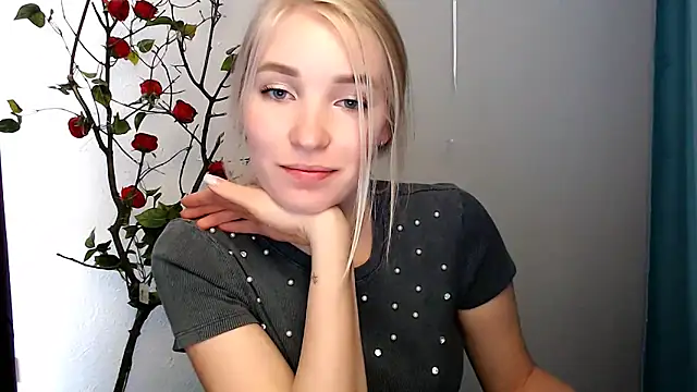 Snapshot of Queen_ofLove chatting on April 2026 12:11:02 PM Queen ofLove online show from April 2026 12:11:02 PM