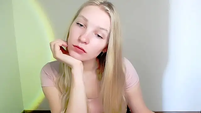 Snapshot of Queen_ofLove chatting on April 2026 08:04:02 AM Queen ofLove online show from April 2026 08:04:02 AM