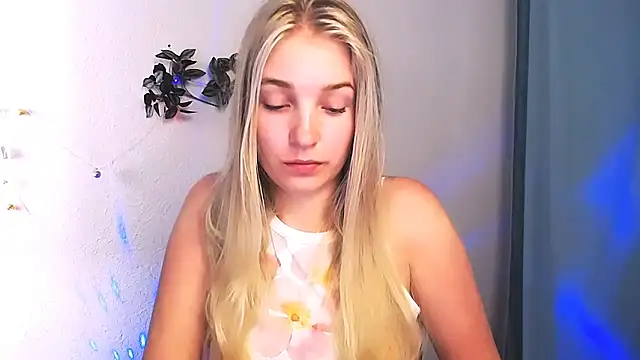 Snapshot of Queen_ofLove chatting on May 2026 11:06:01 AM Queen ofLove online show from May 2026 11:06:01 AM