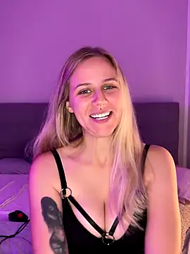 lunawolf21 online show from October 2025 07:16:01 AM