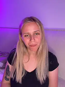 lunawolf21 online show from June 2026 07:26:02 PM