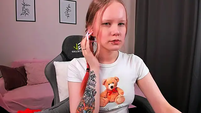 Snapshot of boostyboobs chatting on February 2025 09:04:01 PM boostyboobs online show from February 2025 09:04:01 PM