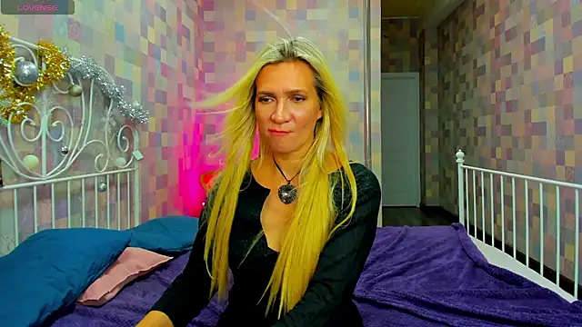 Luna  Lewis online show from January 2025 02:08:01 PM