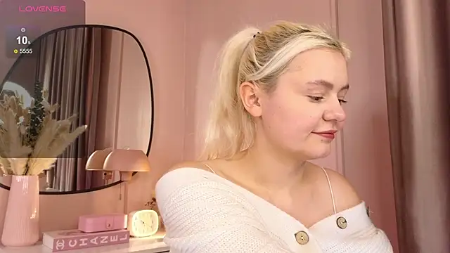 Snapshot of Maybe_Baby_ chatting on December 2024 11:18:02 AM Maybe Baby online show from December 2024 11:18:02 AM