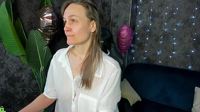 Snapshot of Lillian_White chatting on February 2026 01:02:02 AM Lillian White online show from February 2026 01:02:02 AM