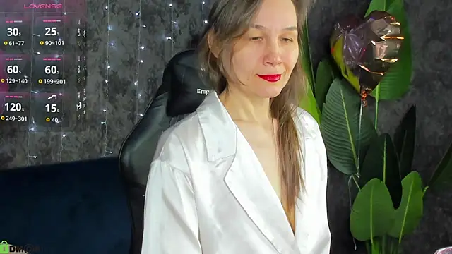 Snapshot of Lillian_White chatting on February 2026 01:01:02 AM Lillian White online show from February 2026 01:01:02 AM