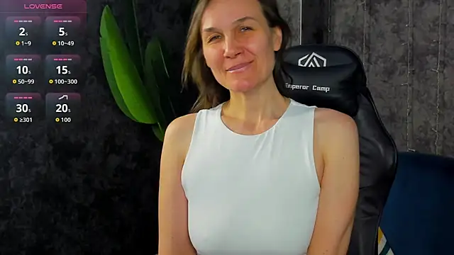 Snapshot of Lillian_White chatting on April 2026 01:04:01 AM Lillian White online show from April 2026 01:04:01 AM