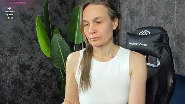 Snapshot of Lillian_White chatting on April 2026 01:06:02 AM Lillian White online show from April 2026 01:06:02 AM