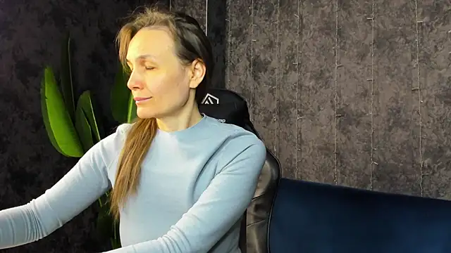 Snapshot of Lillian_White chatting on April 2026 12:57:02 AM Lillian White online show from April 2026 12:57:02 AM