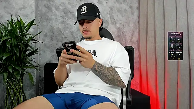 boyc022  online show from December 2025 11:39:02 AM