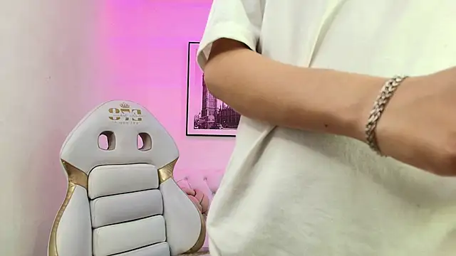 Snapshot of Theia_moon chatting on December 2024 12:49:01 PM Theia moon online show from December 2024 12:49:01 PM