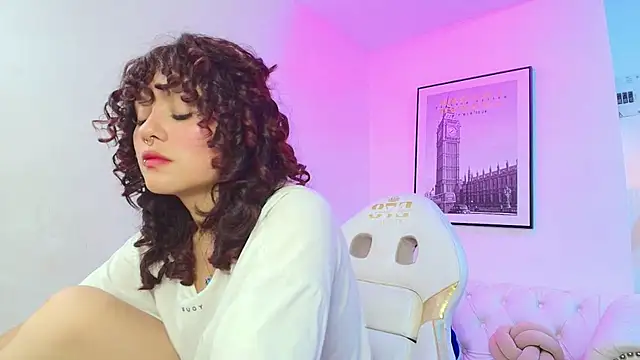 Snapshot of Theia_moon chatting on January 2025 03:46:02 PM Theia moon online show from January 2025 03:46:02 PM