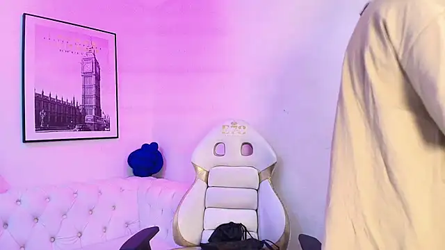 Snapshot of Theia_moon chatting on January 2025 12:47:02 PM Theia moon online show from January 2025 12:47:02 PM