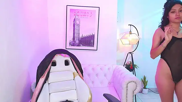 Snapshot of Theia_moon chatting on January 2025 12:22:02 PM Theia moon online show from January 2025 12:22:02 PM