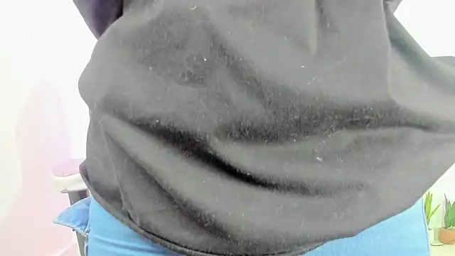 Snapshot of Theia_moon chatting on March 2025 12:33:02 PM Theia moon online show from March 2025 12:33:02 PM