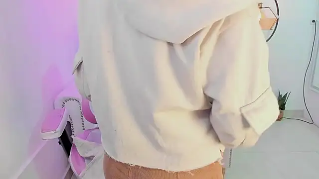 Snapshot of Theia_moon chatting on March 2025 12:33:02 PM Theia moon online show from March 2025 12:33:02 PM