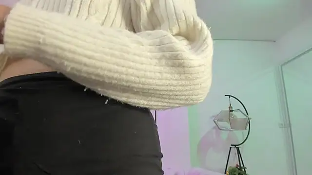 Snapshot of Theia_moon chatting on March 2025 12:41:02 PM Theia moon online show from March 2025 12:41:02 PM