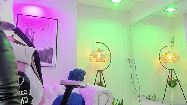 Snapshot of Theia_moon chatting on March 2025 12:47:01 PM Theia moon online show from March 2025 12:47:01 PM