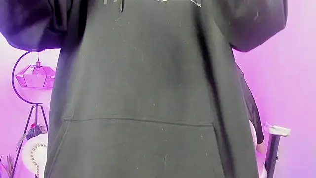 Snapshot of Theia_moon chatting on March 2025 12:35:02 PM Theia moon online show from March 2025 12:35:02 PM