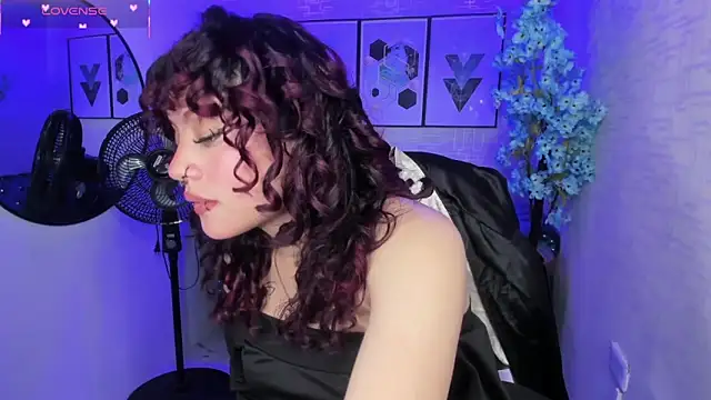 Snapshot of Theia_moon chatting on September 2025 01:00:01 PM Theia moon online show from September 2025 01:00:01 PM