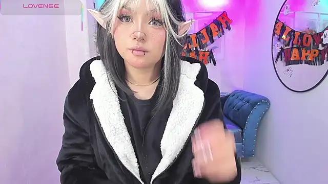 Snapshot of Theia_moon chatting on November 2025 01:24:03 PM Theia moon online show from November 2025 01:24:03 PM