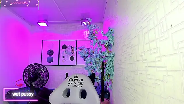 Snapshot of Theia_moon chatting on November 2025 12:37:02 PM Theia moon online show from November 2025 12:37:02 PM