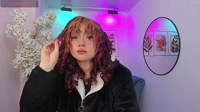 Snapshot of Theia_moon chatting on November 2025 01:32:02 PM Theia moon online show from November 2025 01:32:02 PM