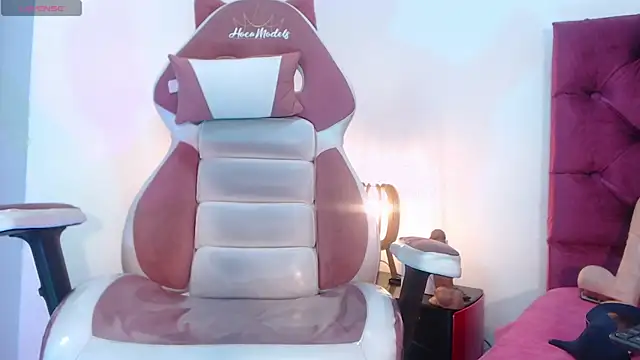 Snapshot of NAOMI_WINDSOR chatting on December 2024 10:52:02 PM NAOMI WINDSOR online show from December 2024 10:52:02 PM