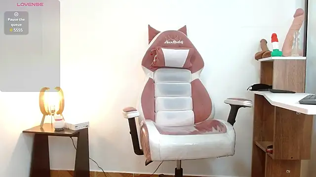 Snapshot of NAOMI_WINDSOR chatting on February 2025 07:04:02 PM NAOMI WINDSOR online show from February 2025 07:04:02 PM