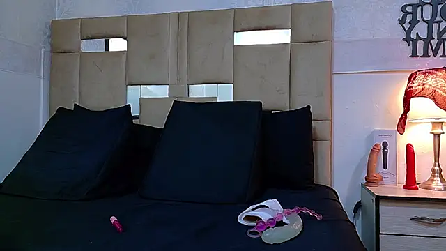 Snapshot of Queenjenn__ chatting on March 2026 08:09:01 PM Queenjenn online show from March 2026 08:09:01 PM