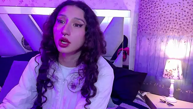 Snapshot of Queenjenn__ chatting on April 2026 11:28:01 PM Queenjenn online show from April 2026 11:28:01 PM