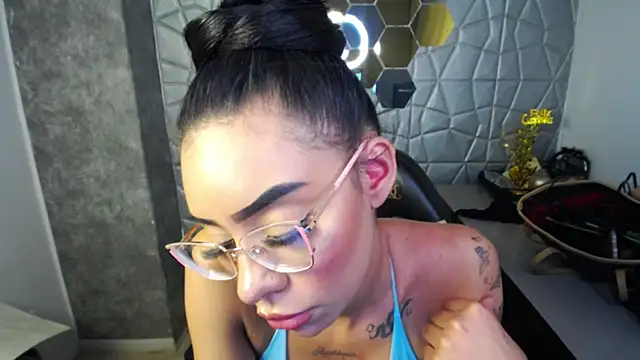 Tiffanny online show from March 2025 03:35:01 PM