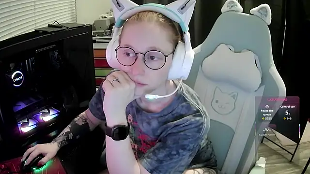 Snapshot of LilyFoxxx chatting on June 2026 05:28:01 AM LilyFoxxx online show from June 2026 05:28:01 AM