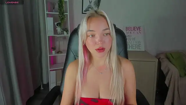 Christy Little online show from November 2025 12:21:01 AM