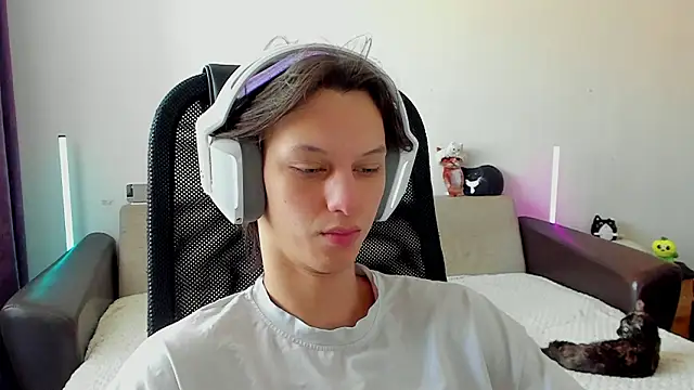 Ostin meow online show from February 2026 04:41:01 AM