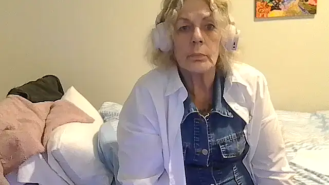 Snapshot of housewife_shantie chatting on May 2026 05:10:02 PM housewife shantie online show from May 2026 05:10:02 PM