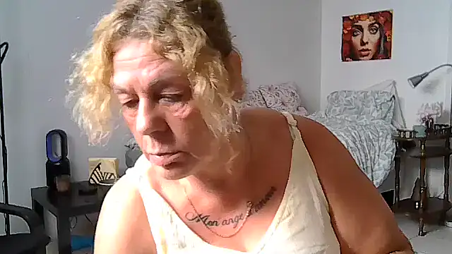 Snapshot of housewife_shantie chatting on July 2026 10:40:01 AM housewife shantie online show from July 2026 10:40:01 AM