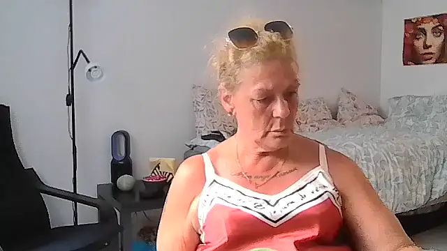 Snapshot of housewife_shantie chatting on July 2026 01:51:02 PM housewife shantie online show from July 2026 01:51:02 PM