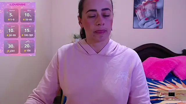 Snapshot of sara_florez1 chatting on October 2025 10:57:02 AM sara florez1 online show from October 2025 10:57:02 AM