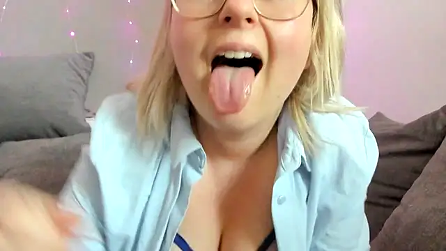 Snapshot of Lillyloo_ chatting on March 2025 02:48:02 PM Lillyloo online show from March 2025 02:48:02 PM